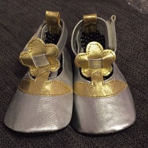 Goody silver infant shoes with gold flower